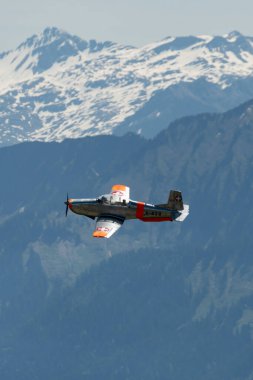 Ren Vadisi, Saint Gallen, İsviçre, 30 Mayıs 2025 HB-RCJ Pilatus P-3-05 pervaneli uçak Hoher Kasten Dağı 'nın tepesinden görülen bir hava gösterisinde sahne alıyor.