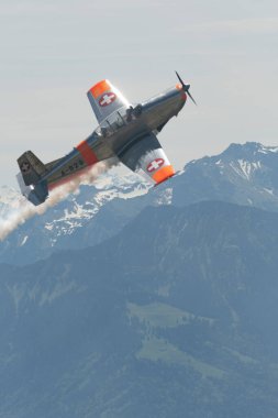 Ren Vadisi, Saint Gallen, İsviçre, 30 Mayıs 2025 HB-RCJ Pilatus P-3-05 pervaneli uçak Hoher Kasten Dağı 'nın tepesinden görülen bir hava gösterisinde sahne alıyor.