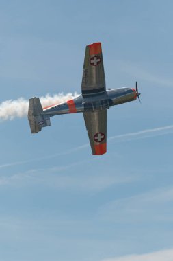 Ren Vadisi, Saint Gallen, İsviçre, 30 Mayıs 2025 HB-RCJ Pilatus P-3-05 pervaneli uçak Hoher Kasten Dağı 'nın tepesinden görülen bir hava gösterisinde sahne alıyor.