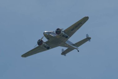 Ren Vadisi, Saint Gallen, İsviçre, 30 Mayıs 2025 Lockheed Model 12A Electra Çocuk Pervane uçağı Hoher Kasten Dağı 'nın tepesinden görülen bir hava gösterisinde sahne alıyor.