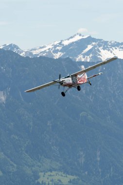 Ren Vadisi, Saint Gallen, İsviçre, 30 Mayıs 2025 HB-FKL Pilatus PC-6 / B2-H4 Turbo Porter pervane uçağı Hoher Kasten Dağı 'nın tepesinden görülen bir hava gösterisi sırasında sahne alıyor.