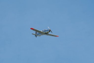 Ren Vadisi, Saint Gallen, İsviçre, 30 Mayıs 2025 HB-RAM Pilatus P2-06 pervaneli uçak Hoher Kasten Dağı 'nın tepesinden görülen bir hava gösterisinde sahne alıyor.