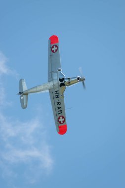 Ren Vadisi, Saint Gallen, İsviçre, 30 Mayıs 2025 HB-RAM Pilatus P2-06 pervaneli uçak Hoher Kasten Dağı 'nın tepesinden görülen bir hava gösterisinde sahne alıyor.