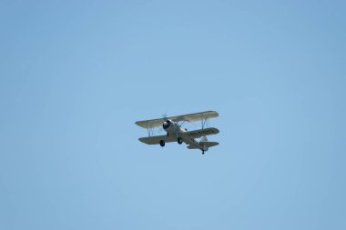 Ren Vadisi, Saint Gallen, İsviçre, 30 Mayıs 2025 HB-RBG Boeing Stearman Model 75 pervaneli uçak Hoher Kasten Dağı 'nın tepesinden görülen bir hava gösterisi sırasında sahneliyor.