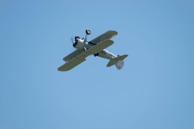 Ren Vadisi, Saint Gallen, İsviçre, 30 Mayıs 2025 HB-RBG Boeing Stearman Model 75 pervaneli uçak Hoher Kasten Dağı 'nın tepesinden görülen bir hava gösterisi sırasında sahneliyor.