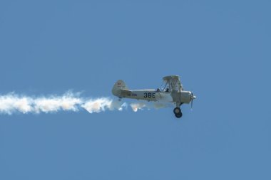 Ren Vadisi, Saint Gallen, İsviçre, 30 Mayıs 2025 HB-RBG Boeing Stearman Model 75 pervaneli uçak Hoher Kasten Dağı 'nın tepesinden görülen bir hava gösterisi sırasında sahneliyor.