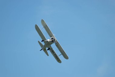 Ren Vadisi, Saint Gallen, İsviçre, 30 Mayıs 2025 HB-RBG Boeing Stearman Model 75 pervaneli uçak Hoher Kasten Dağı 'nın tepesinden görülen bir hava gösterisi sırasında sahneliyor.