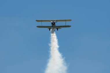 Ren Vadisi, Saint Gallen, İsviçre, 30 Mayıs 2025 HB-RBG Boeing Stearman Model 75 pervaneli uçak Hoher Kasten Dağı 'nın tepesinden görülen bir hava gösterisi sırasında sahneliyor.