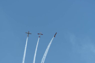 Ren Vadisi, Saint Gallen, İsviçre, 30 Mayıs 2025 Pilatus PC-7 Subito Ekibi Hoher Kasten Dağı 'nın tepesinden görülen bir hava gösterisinde sahne alıyor.