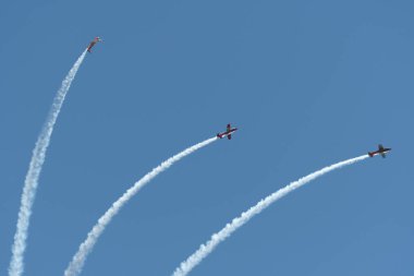 Ren Vadisi, Saint Gallen, İsviçre, 30 Mayıs 2025 Pilatus PC-7 Subito Ekibi Hoher Kasten Dağı 'nın tepesinden görülen bir hava gösterisinde sahne alıyor.