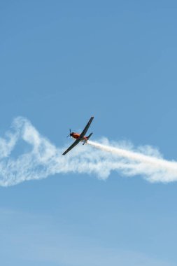 Ren Vadisi, Saint Gallen, İsviçre, 30 Mayıs 2025 T7-FUN Pilatus PC-7 pervaneli uçak Hoher Kasten Dağı 'nın tepesinden görülen bir hava gösterisinde sahne alıyor.