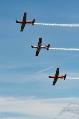 Ren Vadisi, Saint Gallen, İsviçre, 30 Mayıs 2025 Pilatus PC-7 Subito Ekibi Hoher Kasten Dağı 'nın tepesinden görülen bir hava gösterisinde sahne alıyor.