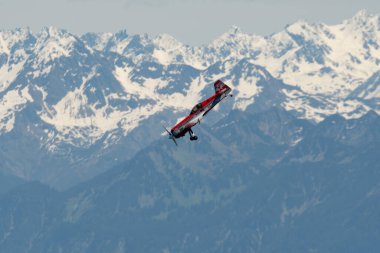 Ren Vadisi, Saint Gallen, İsviçre, 30 Mayıs 2025 HB-MSS Sukhoi Su-26M pervane uçağı Hoher Kasten Dağı 'nın tepesinden görülen bir hava gösterisinde sahne alıyor.