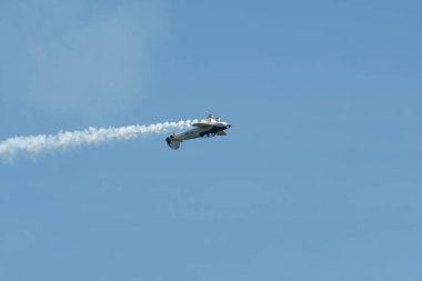 Ren Vadisi, Saint Gallen, İsviçre, 30 Mayıs 2025 HB-SBE Mudry CAP-10B pervane uçağı Hoher Kasten Dağı 'nın tepesinden görülen bir hava gösterisi sırasında sahne alıyor.