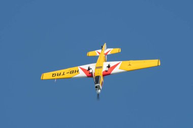 Ren Vadisi, Saint Gallen, İsviçre, 30 Mayıs 2025 HB-TRQ Zlin Z-526 Trener Master pervane uçağı Hoher Kasten Dağı 'nın tepesinden görülen bir hava gösterisinde sahne alıyor.