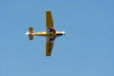 Ren Vadisi, Saint Gallen, İsviçre, 30 Mayıs 2025 HB-TRQ Zlin Z-526 Trener Master pervane uçağı Hoher Kasten Dağı 'nın tepesinden görülen bir hava gösterisinde sahne alıyor.