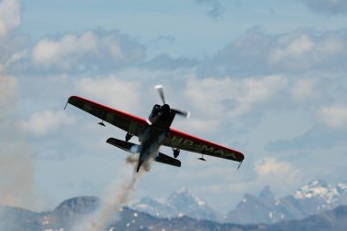 Ren Vadisi, Saint Gallen, İsviçre, 30 Mayıs 2025 HB-MAA Xtreme Air XA42 pervaneli uçak Hoher Kasten Dağı 'nın tepesinden görülen bir hava gösterisinde sahne alıyor.