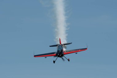 Ren Vadisi, Saint Gallen, İsviçre, 30 Mayıs 2025 HB-MAA Xtreme Air XA42 pervaneli uçak Hoher Kasten Dağı 'nın tepesinden görülen bir hava gösterisinde sahne alıyor.