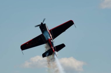 Ren Vadisi, Saint Gallen, İsviçre, 30 Mayıs 2025 HB-MAA Xtreme Air XA42 pervaneli uçak Hoher Kasten Dağı 'nın tepesinden görülen bir hava gösterisinde sahne alıyor.