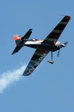 Ren Vadisi, Saint Gallen, İsviçre, 30 Mayıs 2025 HB-MAA Xtreme Air XA42 pervaneli uçak Hoher Kasten Dağı 'nın tepesinden görülen bir hava gösterisinde sahne alıyor.