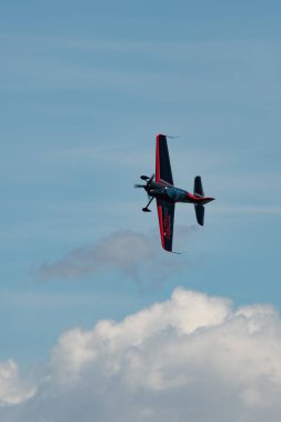 Ren Vadisi, Saint Gallen, İsviçre, 30 Mayıs 2025 HB-MAA Xtreme Air XA42 pervaneli uçak Hoher Kasten Dağı 'nın tepesinden görülen bir hava gösterisinde sahne alıyor.