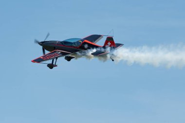 Ren Vadisi, Saint Gallen, İsviçre, 30 Mayıs 2025 HB-MAA Xtreme Air XA42 pervaneli uçak Hoher Kasten Dağı 'nın tepesinden görülen bir hava gösterisinde sahne alıyor.