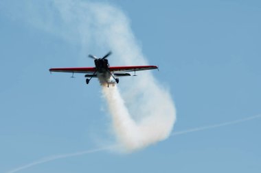Ren Vadisi, Saint Gallen, İsviçre, 30 Mayıs 2025 HB-MAA Xtreme Air XA42 pervaneli uçak Hoher Kasten Dağı 'nın tepesinden görülen bir hava gösterisinde sahne alıyor.
