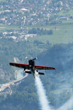 Ren Vadisi, Saint Gallen, İsviçre, 30 Mayıs 2025 HB-MAA Xtreme Air XA42 pervaneli uçak Hoher Kasten Dağı 'nın tepesinden görülen bir hava gösterisinde sahne alıyor.