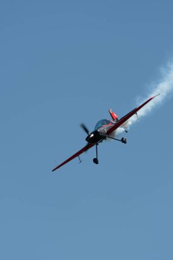 Ren Vadisi, Saint Gallen, İsviçre, 30 Mayıs 2025 HB-MAA Xtreme Air XA42 pervaneli uçak Hoher Kasten Dağı 'nın tepesinden görülen bir hava gösterisinde sahne alıyor.