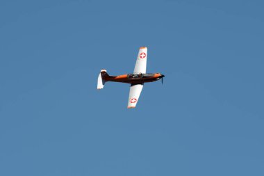 Ren Vadisi, Saint Gallen, İsviçre, 30 Mayıs 2025 T7-FMA Pilatus PC-7 pervaneli uçak Hoher Kasten Dağı 'nın tepesinden görülen bir hava gösterisinde sahne alıyor.