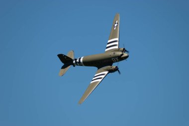 Ren Vadisi, Saint Gallen, İsviçre, 30 Mayıs 2025 P315087 Douglas C-47-DL pervane uçağı Hoher Kasten Dağı 'nın tepesinden görülen bir hava gösterisi sırasında sahne alıyor.