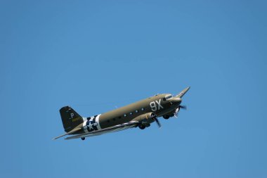 Ren Vadisi, Saint Gallen, İsviçre, 30 Mayıs 2025 P315087 Douglas C-47-DL pervane uçağı Hoher Kasten Dağı 'nın tepesinden görülen bir hava gösterisi sırasında sahne alıyor.