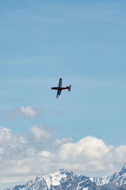 Ren Vadisi, Saint Gallen, İsviçre, 30 Mayıs 2025 T7-FMA Pilatus PC-7 pervaneli uçak Hoher Kasten Dağı 'nın tepesinden görülen bir hava gösterisinde sahne alıyor.