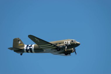 Ren Vadisi, Saint Gallen, İsviçre, 30 Mayıs 2025 P315087 Douglas C-47-DL pervane uçağı Hoher Kasten Dağı 'nın tepesinden görülen bir hava gösterisi sırasında sahne alıyor.