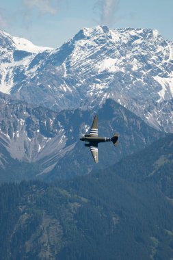 Ren Vadisi, Saint Gallen, İsviçre, 30 Mayıs 2025 P315087 Douglas C-47-DL pervane uçağı Hoher Kasten Dağı 'nın tepesinden görülen bir hava gösterisi sırasında sahne alıyor.