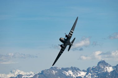 Ren Vadisi, Saint Gallen, İsviçre, 30 Mayıs 2025 P315087 Douglas C-47-DL pervane uçağı Hoher Kasten Dağı 'nın tepesinden görülen bir hava gösterisi sırasında sahne alıyor.