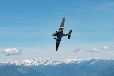 Ren Vadisi, Saint Gallen, İsviçre, 30 Mayıs 2025 P315087 Douglas C-47-DL pervane uçağı Hoher Kasten Dağı 'nın tepesinden görülen bir hava gösterisi sırasında sahne alıyor.