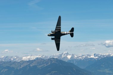 Ren Vadisi, Saint Gallen, İsviçre, 30 Mayıs 2025 P315087 Douglas C-47-DL pervane uçağı Hoher Kasten Dağı 'nın tepesinden görülen bir hava gösterisi sırasında sahne alıyor.