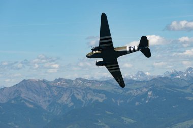 Ren Vadisi, Saint Gallen, İsviçre, 30 Mayıs 2025 P315087 Douglas C-47-DL pervane uçağı Hoher Kasten Dağı 'nın tepesinden görülen bir hava gösterisi sırasında sahne alıyor.