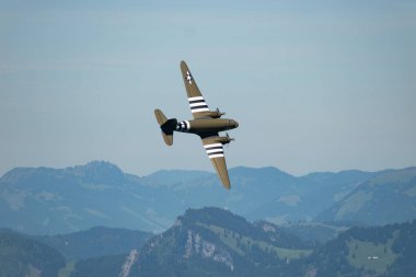 Ren Vadisi, Saint Gallen, İsviçre, 30 Mayıs 2025 P315087 Douglas C-47-DL pervane uçağı Hoher Kasten Dağı 'nın tepesinden görülen bir hava gösterisi sırasında sahne alıyor.