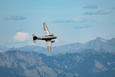 Ren Vadisi, Saint Gallen, İsviçre, 30 Mayıs 2025 P315087 Douglas C-47-DL pervane uçağı Hoher Kasten Dağı 'nın tepesinden görülen bir hava gösterisi sırasında sahne alıyor.
