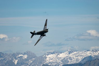 Ren Vadisi, Saint Gallen, İsviçre, 30 Mayıs 2025 P315087 Douglas C-47-DL pervane uçağı Hoher Kasten Dağı 'nın tepesinden görülen bir hava gösterisi sırasında sahne alıyor.