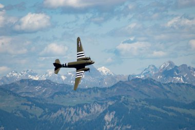 Ren Vadisi, Saint Gallen, İsviçre, 30 Mayıs 2025 P315087 Douglas C-47-DL pervane uçağı Hoher Kasten Dağı 'nın tepesinden görülen bir hava gösterisi sırasında sahne alıyor.