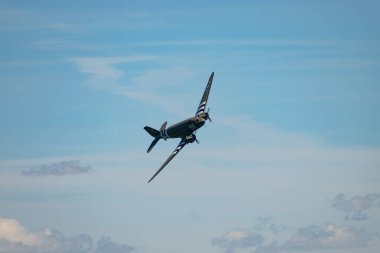 Ren Vadisi, Saint Gallen, İsviçre, 30 Mayıs 2025 P315087 Douglas C-47-DL pervane uçağı Hoher Kasten Dağı 'nın tepesinden görülen bir hava gösterisi sırasında sahne alıyor.