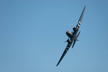 Ren Vadisi, Saint Gallen, İsviçre, 30 Mayıs 2025 P315087 Douglas C-47-DL pervane uçağı Hoher Kasten Dağı 'nın tepesinden görülen bir hava gösterisi sırasında sahne alıyor.