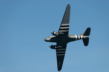 Ren Vadisi, Saint Gallen, İsviçre, 30 Mayıs 2025 P315087 Douglas C-47-DL pervane uçağı Hoher Kasten Dağı 'nın tepesinden görülen bir hava gösterisi sırasında sahne alıyor.