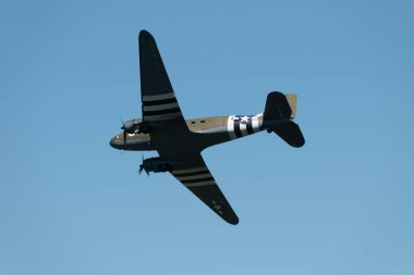 Ren Vadisi, Saint Gallen, İsviçre, 30 Mayıs 2025 P315087 Douglas C-47-DL pervane uçağı Hoher Kasten Dağı 'nın tepesinden görülen bir hava gösterisi sırasında sahne alıyor.