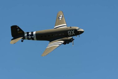 Ren Vadisi, Saint Gallen, İsviçre, 30 Mayıs 2025 P315087 Douglas C-47-DL pervane uçağı Hoher Kasten Dağı 'nın tepesinden görülen bir hava gösterisi sırasında sahne alıyor.