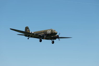 Ren Vadisi, Saint Gallen, İsviçre, 30 Mayıs 2025 P315087 Douglas C-47-DL pervane uçağı Hoher Kasten Dağı 'nın tepesinden görülen bir hava gösterisi sırasında sahne alıyor.