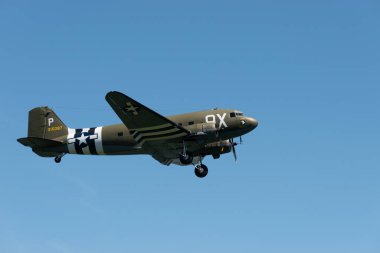 Ren Vadisi, Saint Gallen, İsviçre, 30 Mayıs 2025 P315087 Douglas C-47-DL pervane uçağı Hoher Kasten Dağı 'nın tepesinden görülen bir hava gösterisi sırasında sahne alıyor.